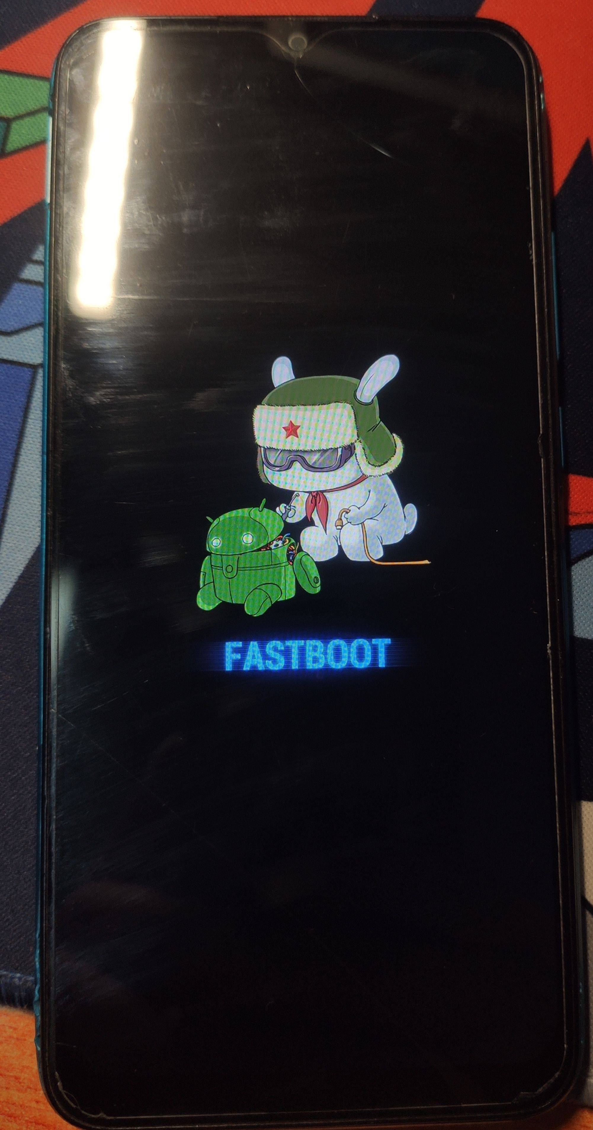 *较新机型可能显示的是一个橙色字体的FASTBOOT